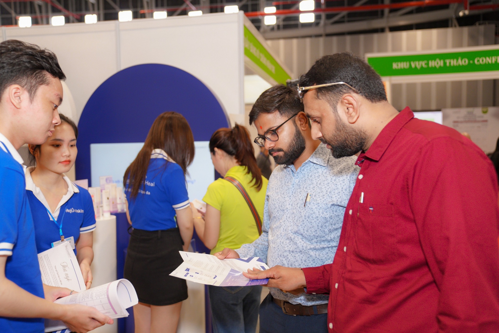 Gian hàng của Rejuvaskin Việt Nam thu hút đông đảo khách hàng, đối tác trong nước và nước ngoài quan tâm