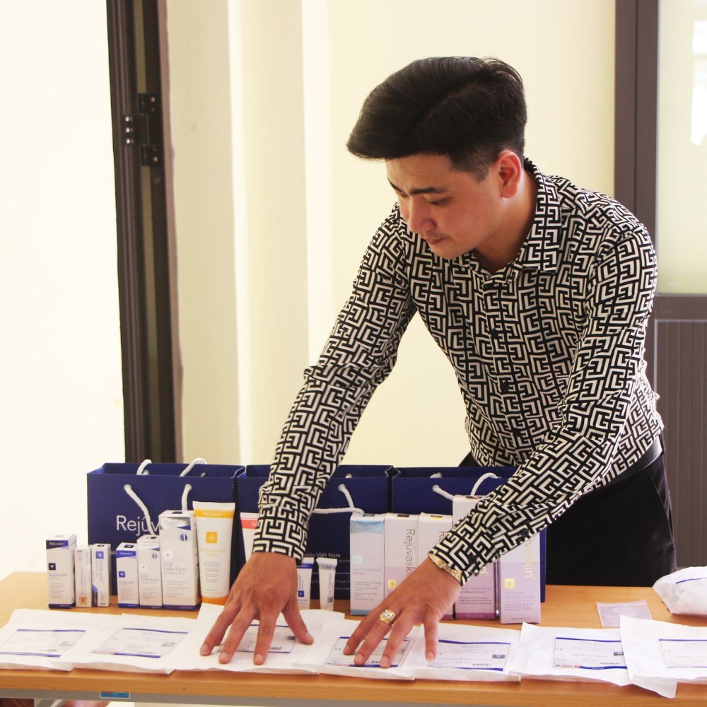 Quầy trưng bày các sản phẩm của Rejuvaskin tại sự kiện Đà Nẵng