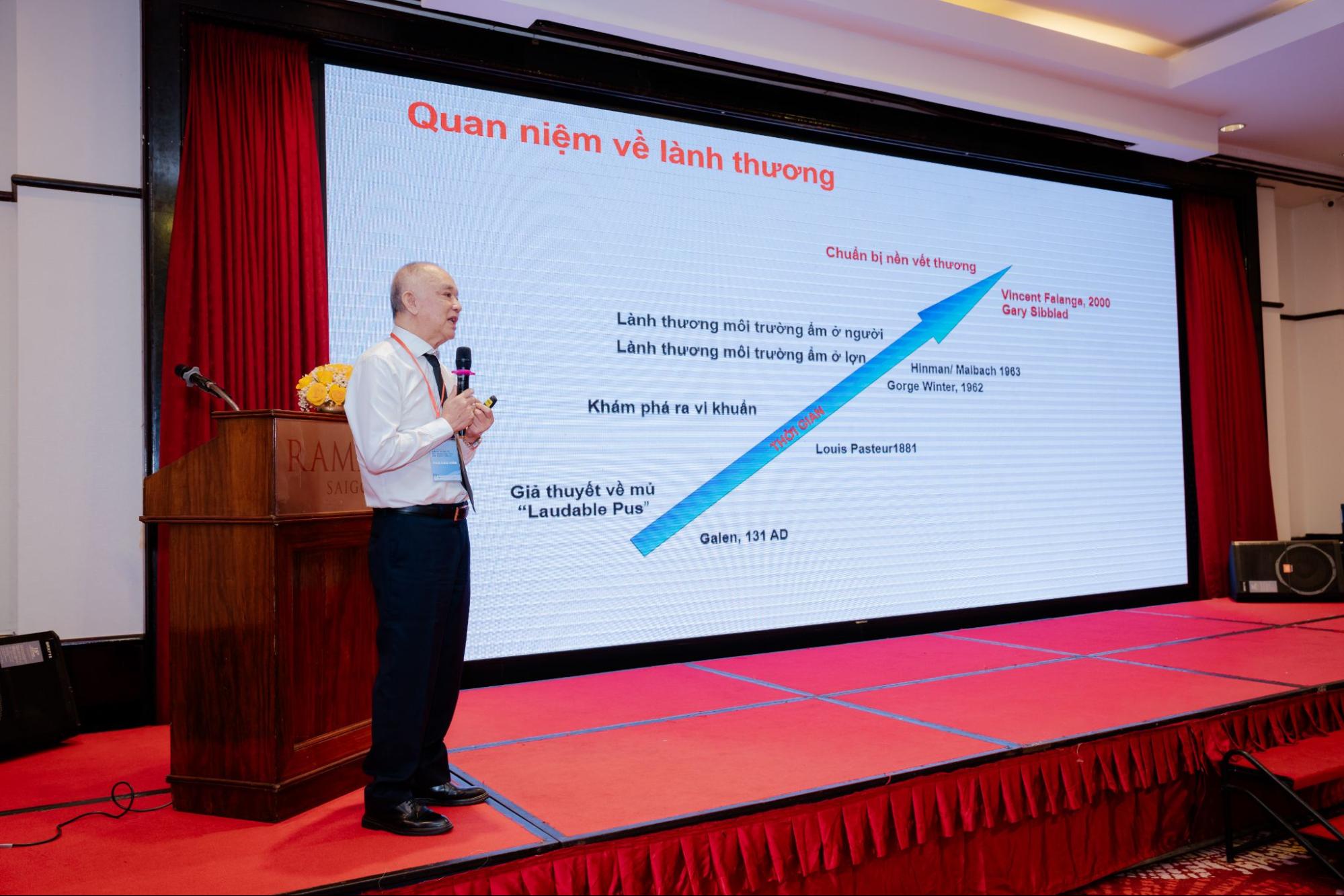 Chuyên đề thứ hai “Chuẩn bị nền vết thương” do BS.CKII Trần Đoàn Đạo trình bày