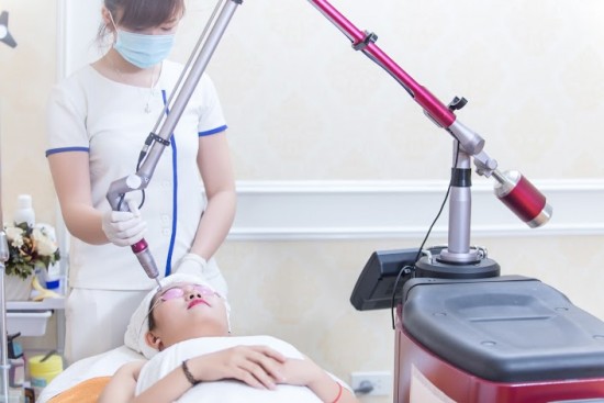 Sử dụng phương pháp làm mờ sẹo lõm bằng công nghệ cao Sử dụng phương pháp làm mờ sẹo lõm bằng công nghệ cao