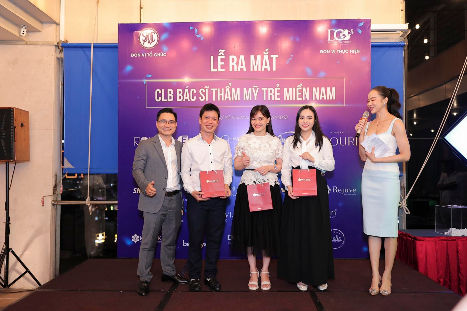 Khách mời chụp hình tại sự kiện thành lập câu lạc bộ bác sĩ thẩm mỹ trẻ miền Nam