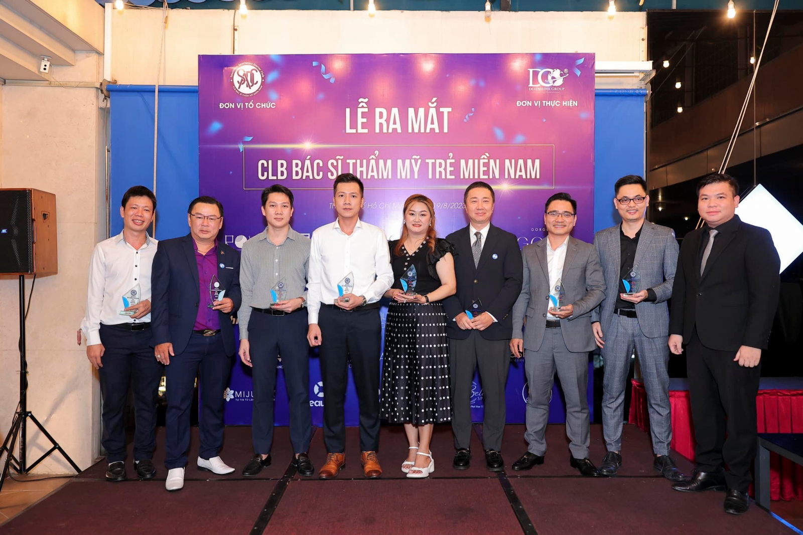 Đại diện Rejuvaskin Việt Nam chụp hình lưu niệm 