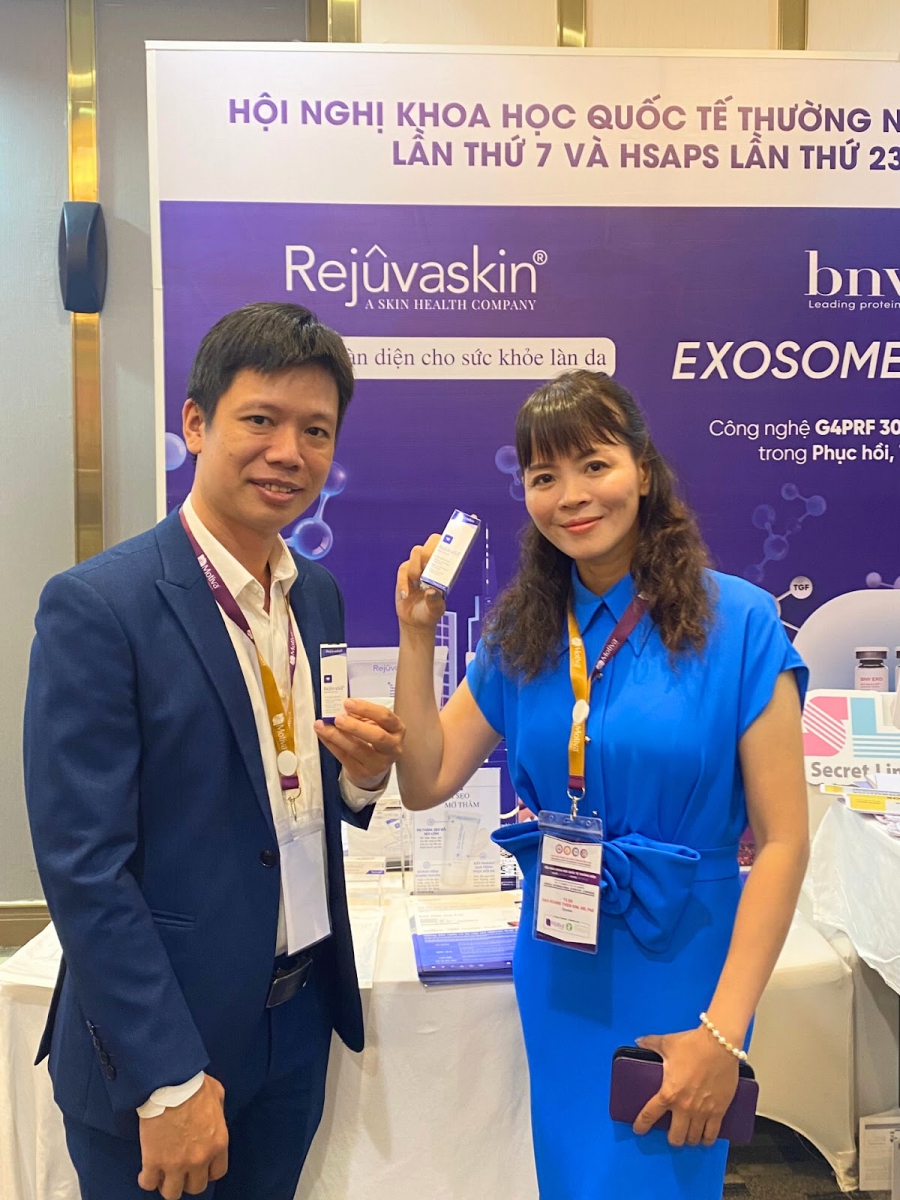 Đại diện Rejuvaskin Việt Nam (bên trái) chụp hình cùng TS. BS. Đào Hoàng Thiên Kim - Thẩm mỹ viện Kyoto (bên phải)