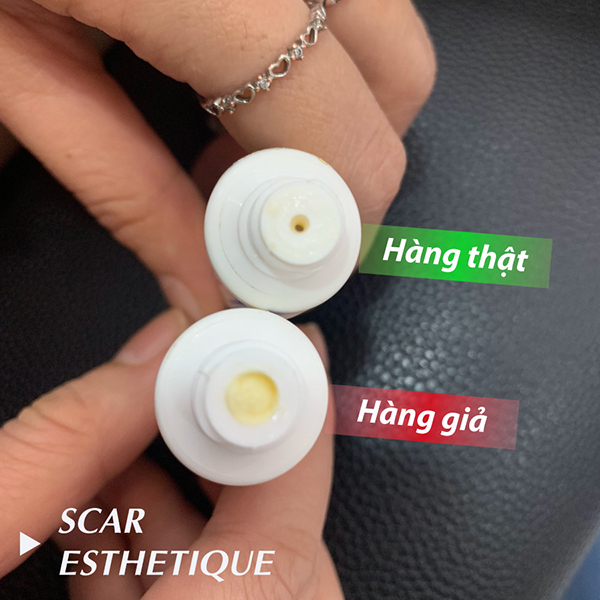 Phần đầu của lõi tuýp kem giả (bên phải) to hơn phần đầu của lõi tuýp kem thật (bên trái)