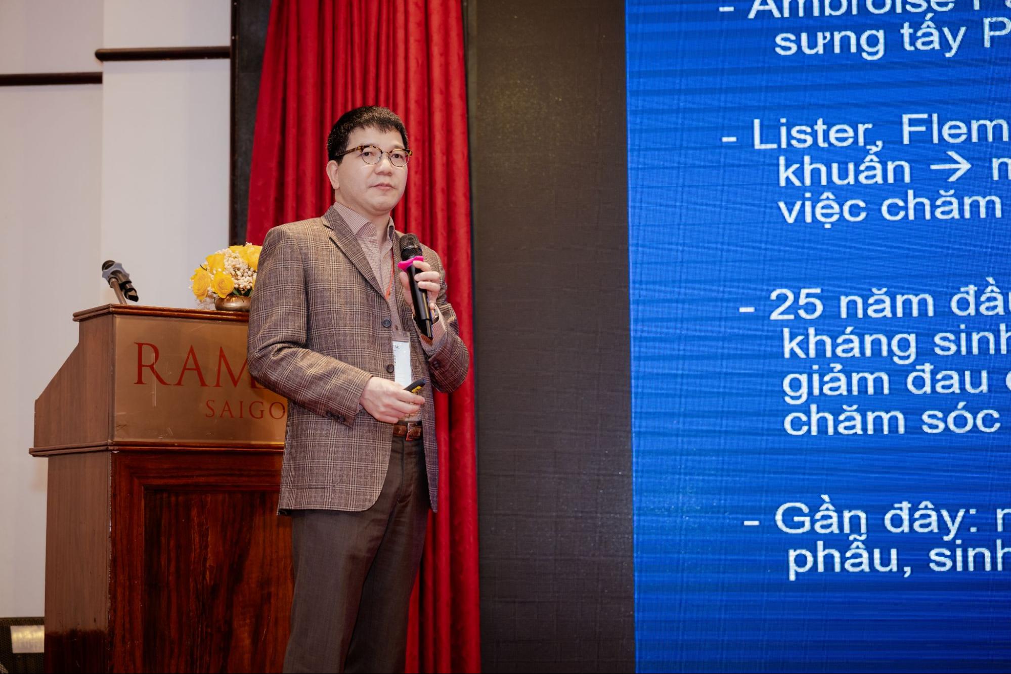  TS.BS Nguyễn Tiến Dũng với tiêu đề “Vết thương mạn tính: Những thách thức và giải pháp”.