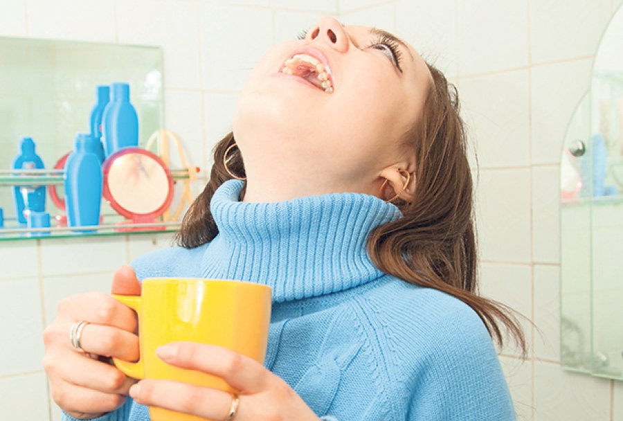 Súc miệng thường xuyên bằng nước muối Súc miệng thường xuyên bằng nước muối