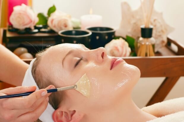 Bôi trực tiếp dầu dừa lên da để làm mờ sẹo rỗ